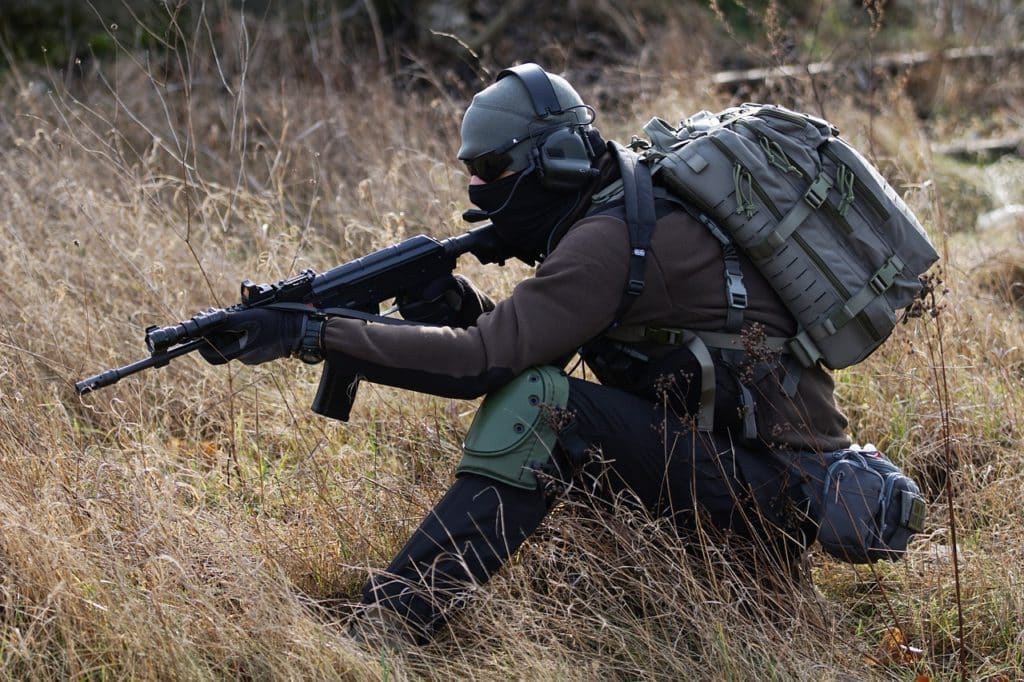 joueur d'airsoft avec sa réplique UMP 45 en milieux extérieur 