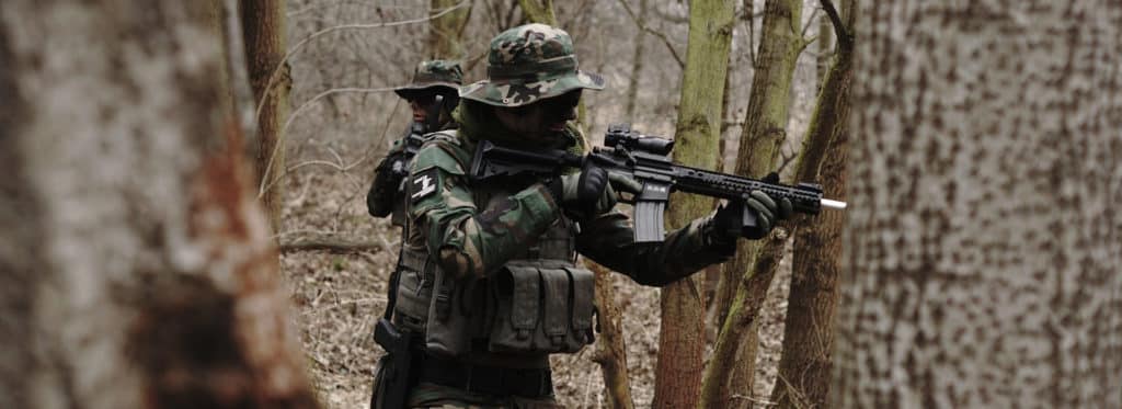 airsofteur en milieux extérieur avec sa HK417