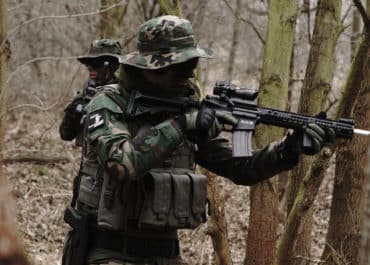 joueur d'airsoft en train de pratiquer l'airsoft 