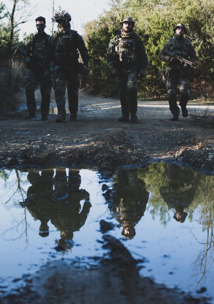 airsofteurs en milieux extérieurs avec leurs répliques de massada 