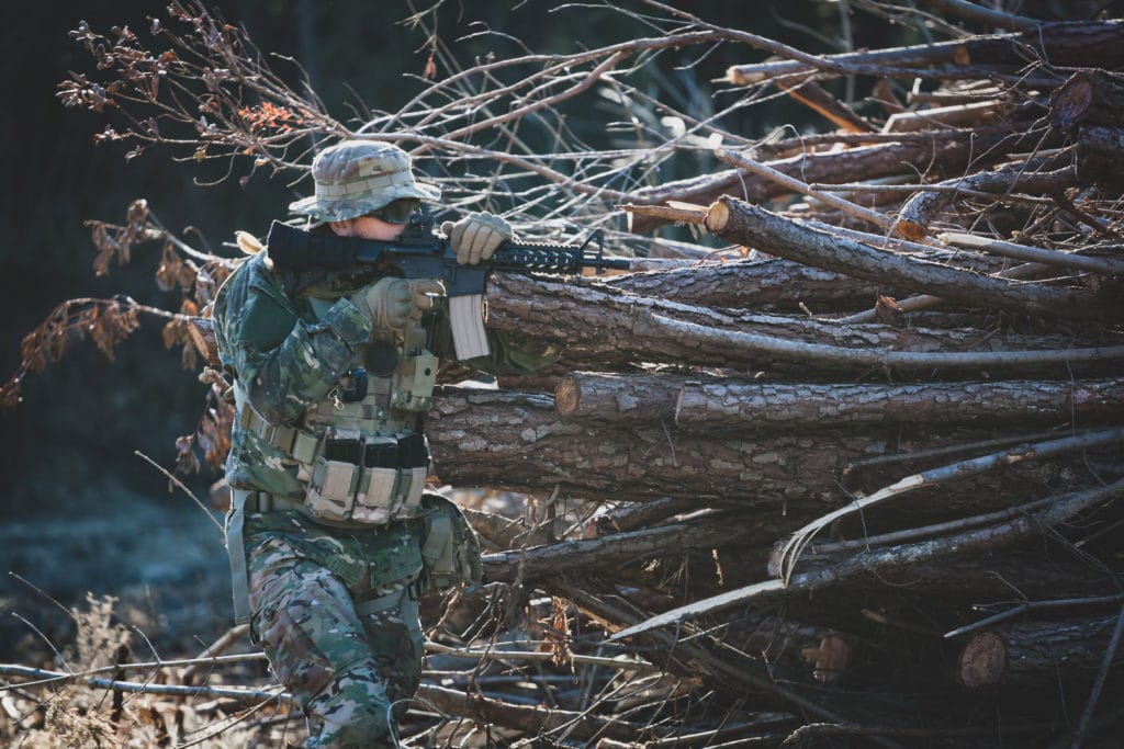 joueurs d'airsoft en milieux extérieurs avec sa réplique m16