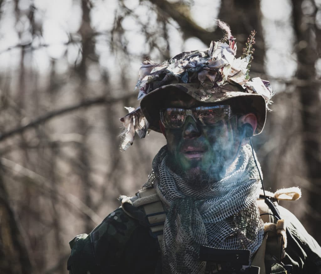 joueur d'airsoft avec du maquillage airsoft  