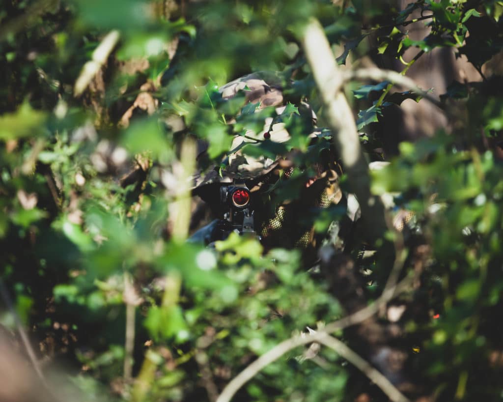 joueurs d'airsoft camoufler en forêt avec son maquillage airsoft 