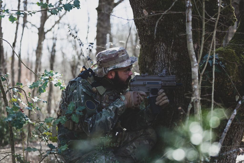 joueur d'airsoft avec une réplique à gaz 