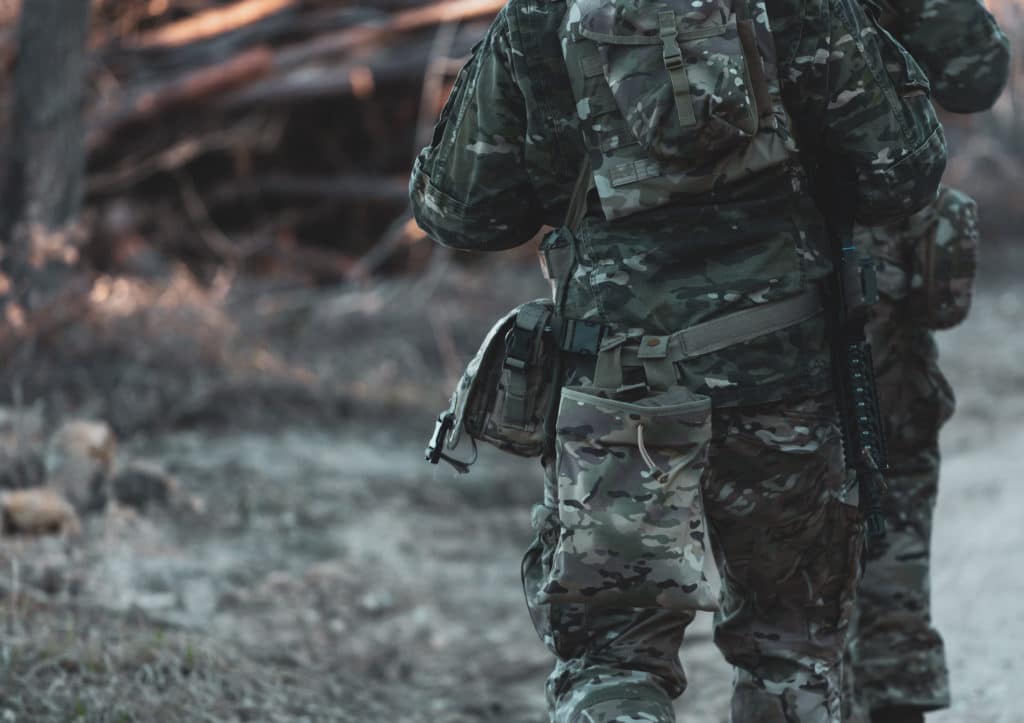 airsofteur en forêt avec sa réplique de glock19 