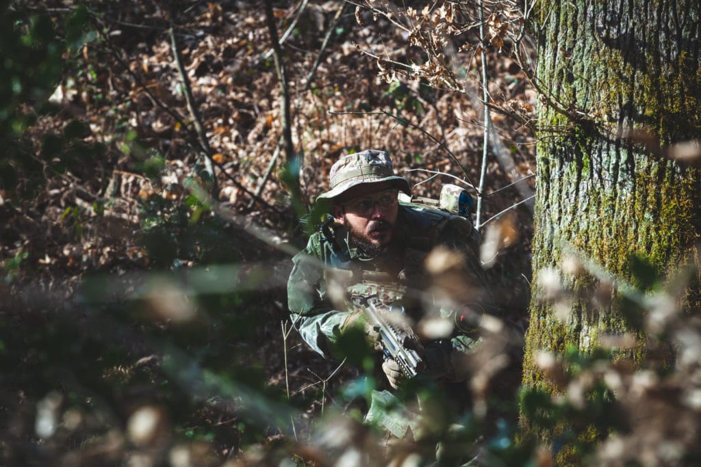 Joueur d'airsoft avec sa réplique UMP 45 en main 