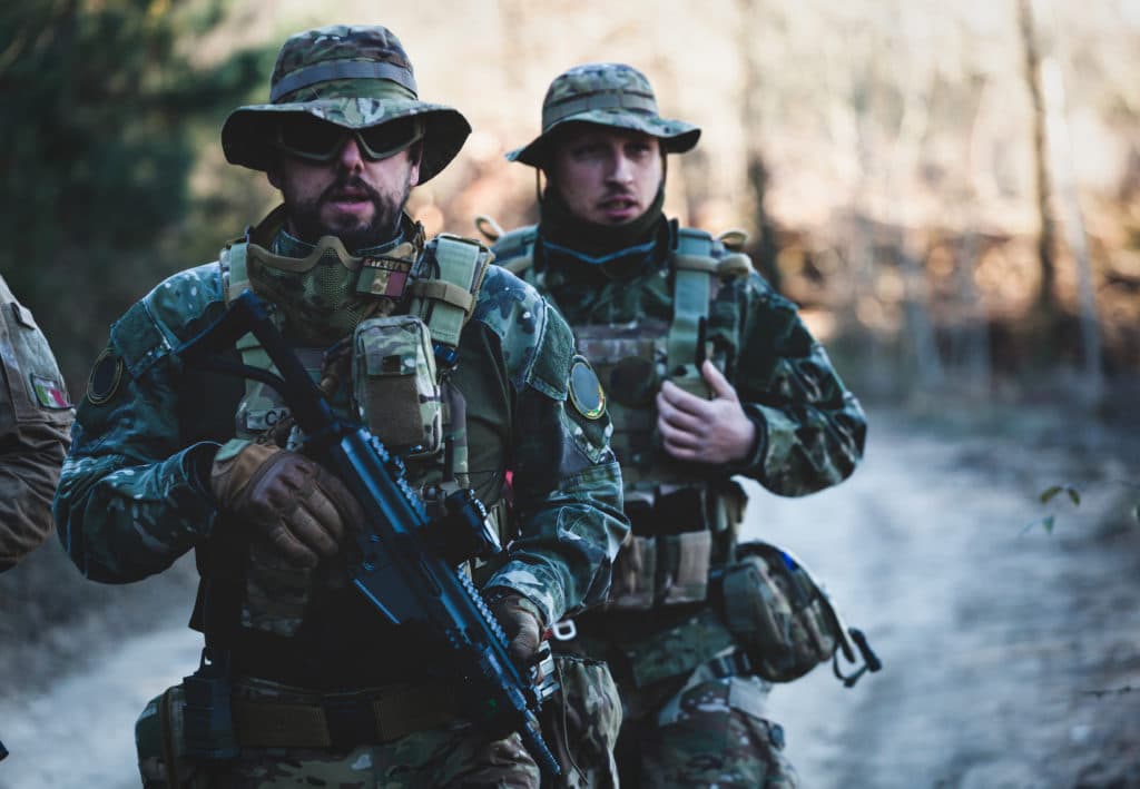 joueur d'airsoft avec une réplique de mp40 airsoft