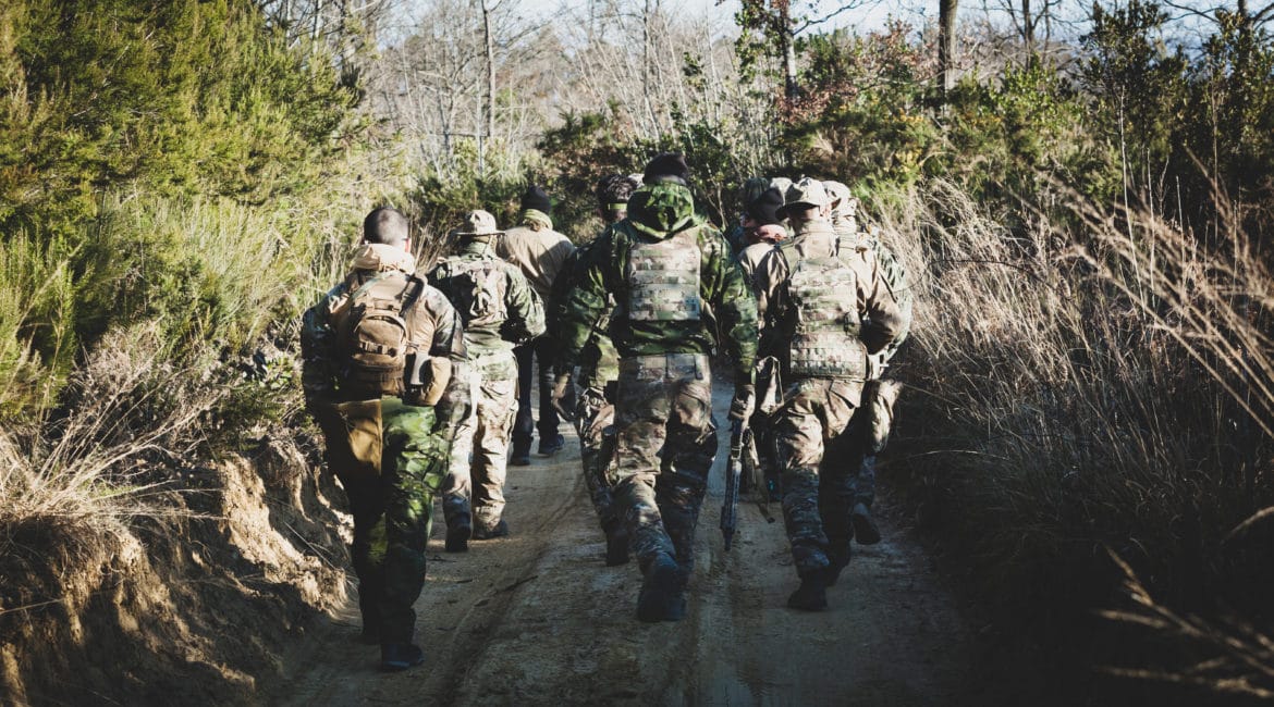 airsofteurs avec leurs répliques de poing