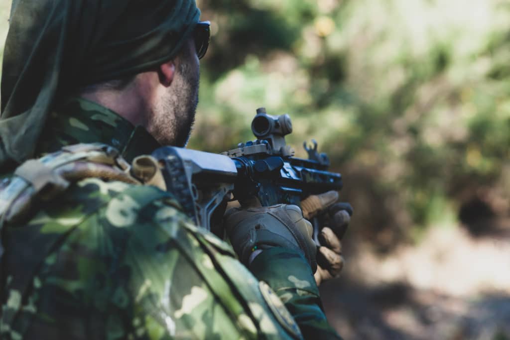 joueur avec sa gearbox airsoft