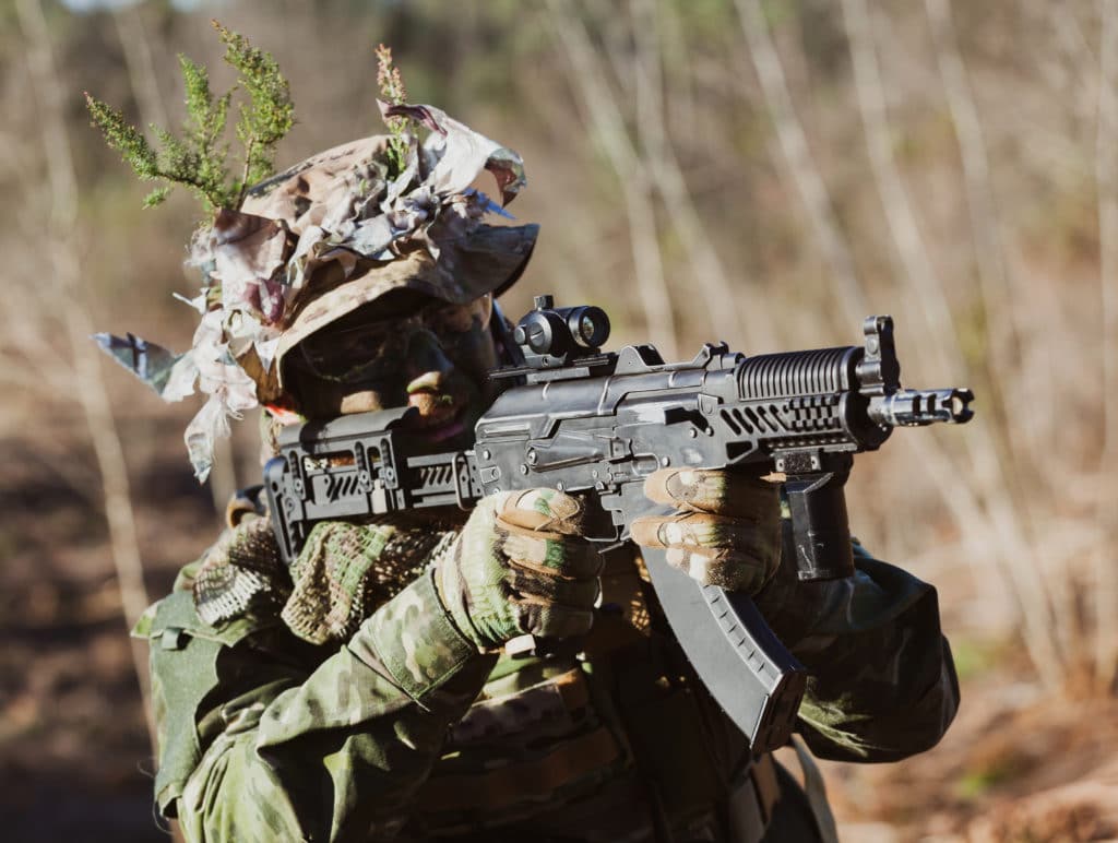 Joueur d'airsoft avec une réplique de thompson 