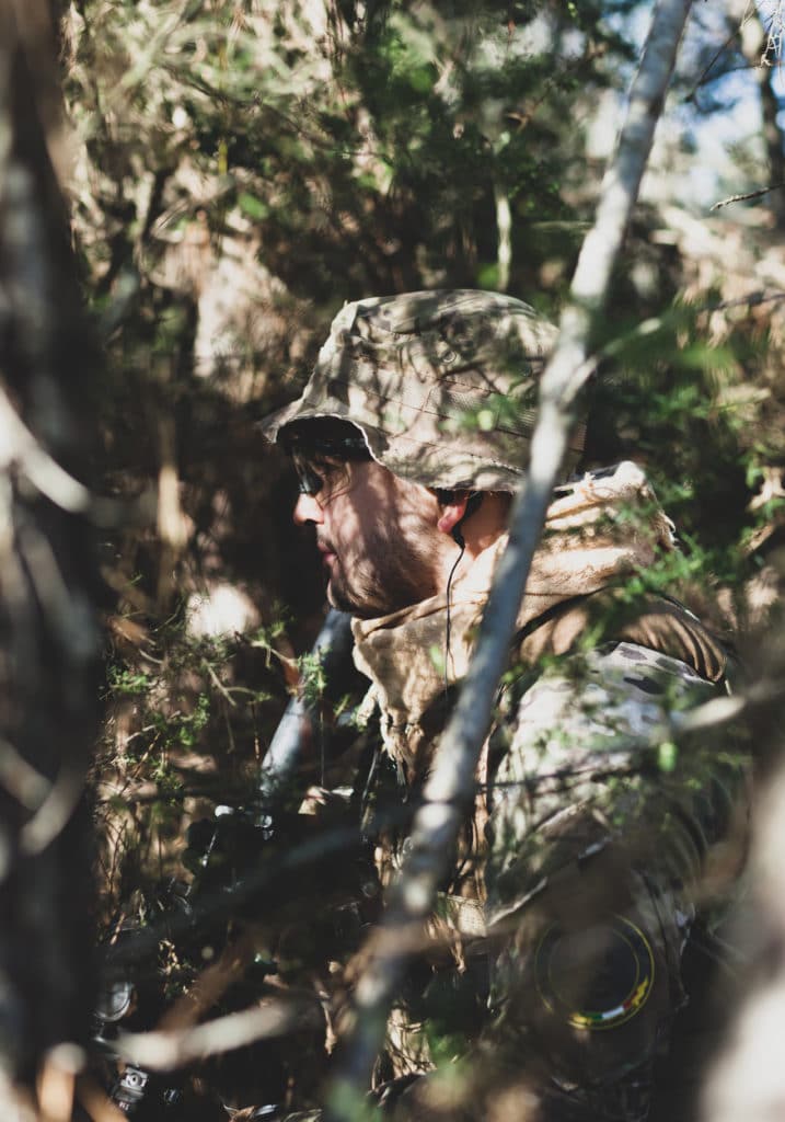 joueur d'airsoft avec sa réplique de mg42 airsoft