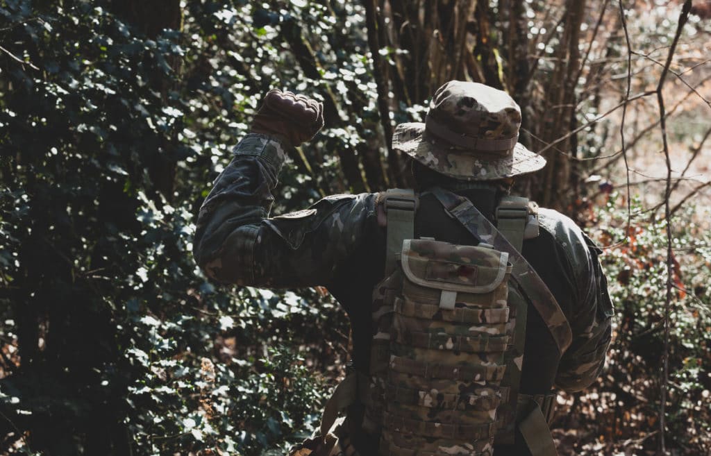 Le joueur d'airsoft équipé de sa réplique de mg42 airsoft