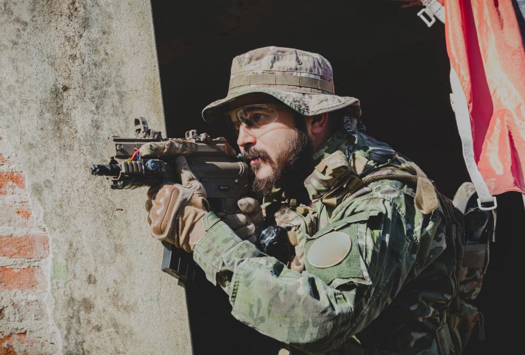 joueur d'airsoft en cqb ou milieu intérieur 