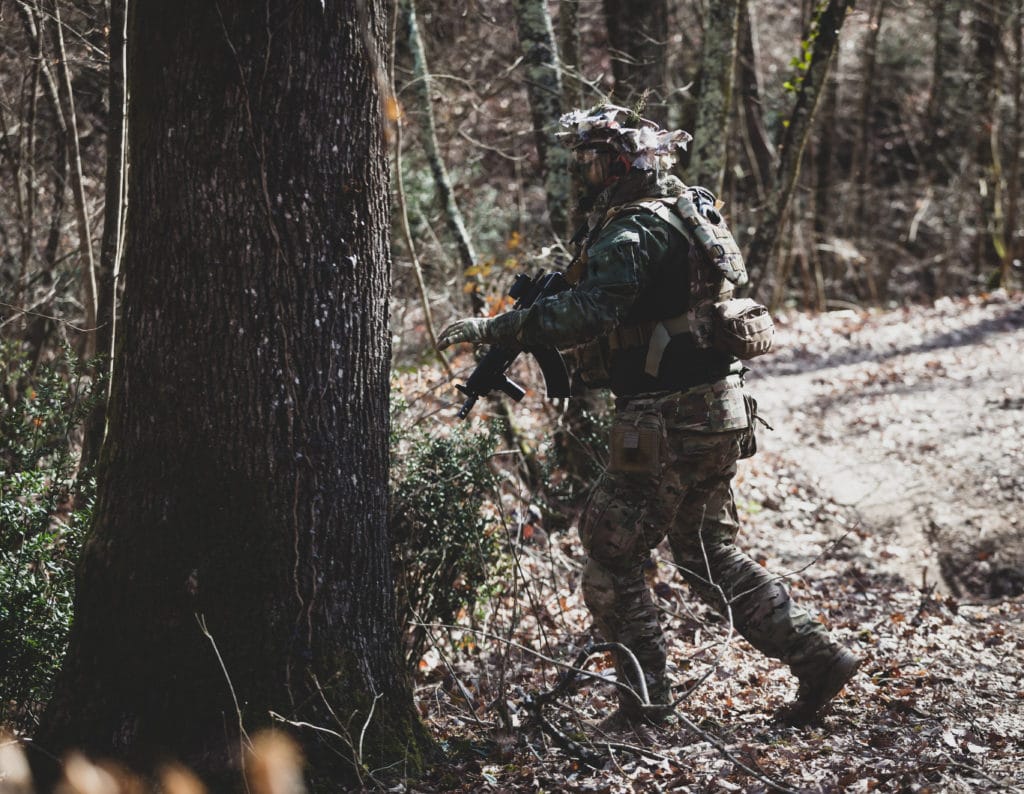 Le joueur d'airsoft avec son ghillie airsoft 