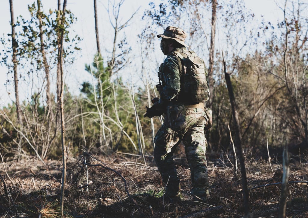 Joueur avec son canon de précision airsoft