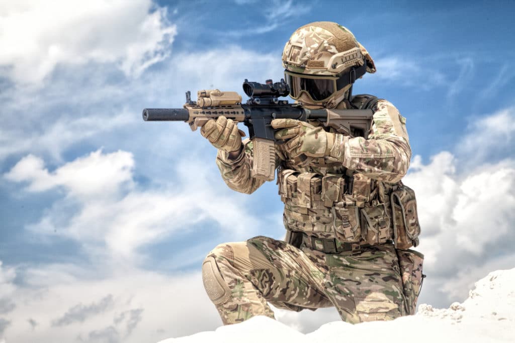 Joueur d'airsoft en extérieur